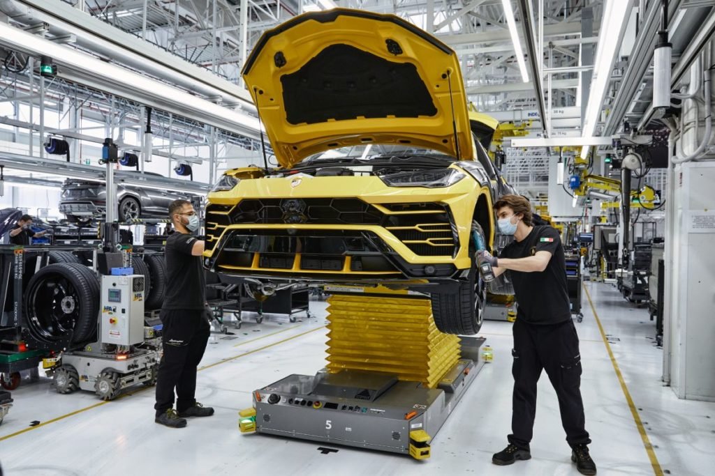 Lamborghini: riparte la produzione arriva una novità