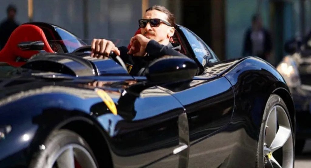 Zlatan Ibrahimovic a Stoccolma con la Ferrari SP2 Zlatan Ibrahimovic a Stoccolma con la Ferrari SP2
