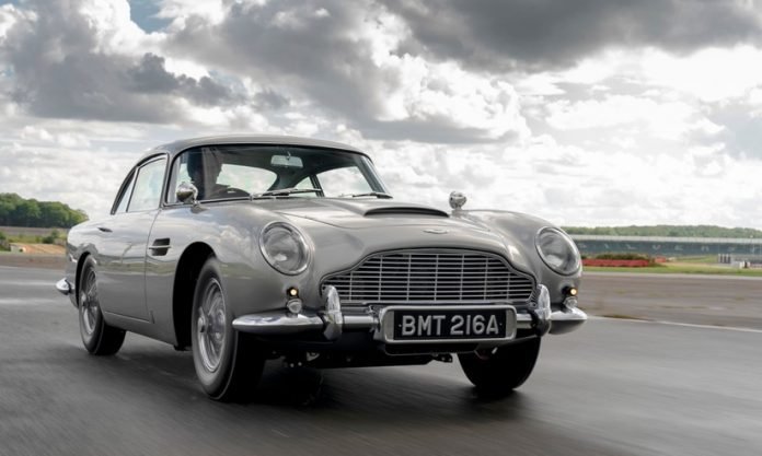 Aston Martin DB5, 25 esemplari rinasce il mito di Goldfinger