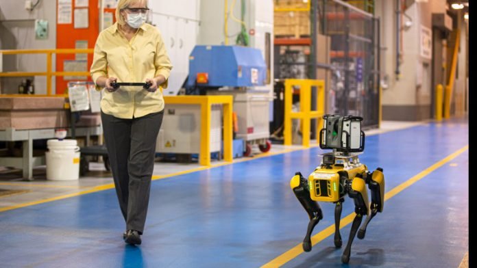 La Ford Motor Company ha due nuove aggiunte per uno stabilimento di produzione nel Michigan. Fluffy e Spot sono robot della Boston Dynamics che si muovono come cani. Progettati per il rilevamento e l'ispezione, possono essere azionati a distanza. Ford utilizzerà questi robot a quattro zampe nel suo impianto di trasmissione di Van Dyke, Michigan. Fluffy e Spot scannerizzeranno l'impianto, documentandolo e aiutando a valutare le esigenze per il futuro riattrezzamento, la costruzione e l'aggiornamento. Ford inizierà a utilizzare Fluffy e Spot all'inizio di agosto 2020. Mentre Fluffy e Spot sono più grandi dei life bot progettati per aiutare le aziende più grandi nei loro compiti, questa Anki Cozmo potrebbe essere un'aggiunta gioiosa alla vostra casa. È molto più piccola dei bot Boston Dynamic, ma ha una doppia personalità.