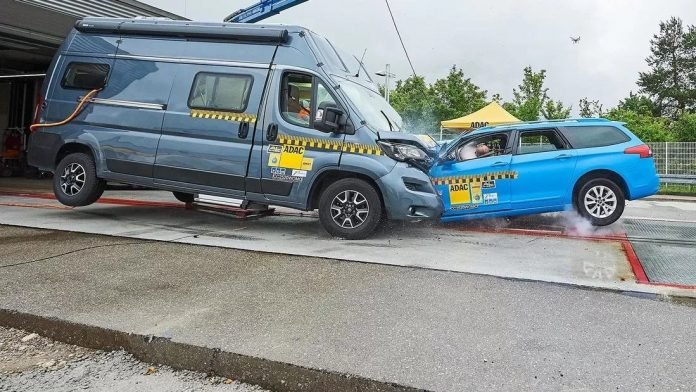 Crash Test da incubo, Auto contro Camper è morte certa!