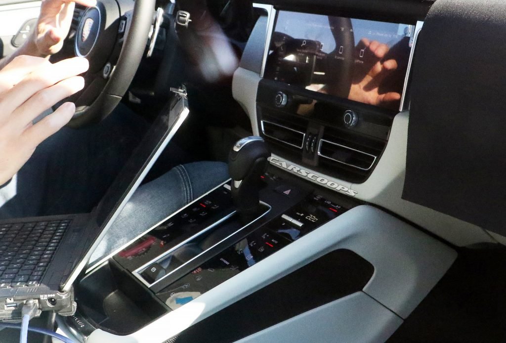 Nuova Porsche Macan 2021, gli interni in Anteprima