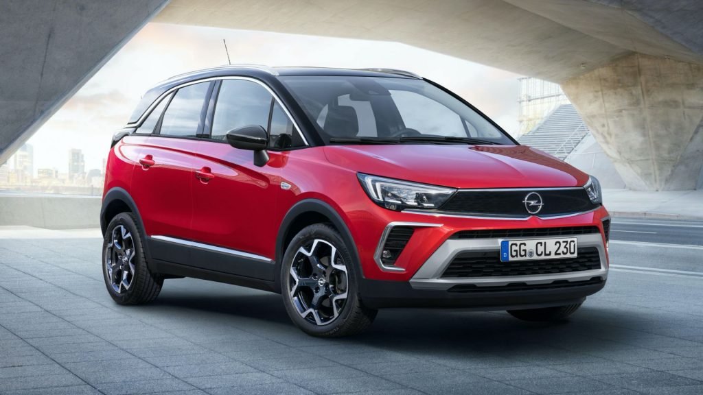Opel e Vauxhall hanno ufficializzato la presentazione del loro Crossland del 2021 dopo che le prime immagini e informazioni sono apparse nel Regno Unito in data odierna. Si tratta di un lifting piuttosto significativo e questo si riflette nel nome del modello, che fa a meno dell'appendice "X". All'esterno, l'aggiornamento principale è il nuovo volto Opel / Vauxhall Vizor, introdotto per la prima volta dal nuovissimo Mokka-e. La Vizor copre l'intera fascia, integrando griglia e fari per allungare visivamente la larghezza del frontale. Anche il paraurti anteriore è nuovo e appare più aggressivo grazie alla griglia inferiore più grande e più larga. Nella parte posteriore, i nuovi fanali posteriori di colore scuro e la superficie nera lucida del portellone posteriore (disponibile in combinazione con il tetto nero) conferiscono al Crossland facelificato un aspetto più ampio. Nuove sono anche le lamiere di guida anteriori e posteriori (verniciate in argento sulla variante range-topping), i fendinebbia anteriori a LED (con decorazioni cromate sui livelli superiori delle finiture) e la modanatura cromata delle portiere per le finiture range-topping. Vedi anche: Opel e Vauxhall Reveal 2021 Mokka's ICE Lineup, Sporty GS Line / SRi Trim A completare gli aggiornamenti esterni ci sono diversi modelli di cerchi in lega leggera da 16 e 17 pollici in argento, nero o con finitura a doppia tonalità. C'è anche un nuovo livello di finitura sulla Opel Crossland chiamato GS Line+ (SRi per Vauxhall) che porta cerchi in lega leggera da 17 pollici neri, tetto nero, apertura con luce diurna rossa, sedili anteriori ergonomici certificati AGR, fanali posteriori a LED e rail sul tetto. All'interno, le cose rimangono per lo più invariate, con il 2021 Crossland che offre un Multimedia Navi Pro da 8 pollici touchscreen disponibile con connettività Apple CarPlay e Android Auto e le stesse caratteristiche di praticità, compresi i sedili posteriori scorrevoli e reclinabili singolarmente. Opel e Vauxhall dicono che il telaio del Crossland è stato migliorato con nuove molle e ammortizzatori per la sospensione anteriore a puntone McPherson e l'asse posteriore a trave di torsione. In combinazione con il nuovo albero intermedio del piantone dello sterzo, che si dice migliori la precisione di sterzata e la sensazione di centratura, il telaio aggiornato offre "un equilibrio ottimale di comfort e agilità". Inoltre, gli acquirenti saranno in grado di specificare il sistema di controllo di trazione adattivo opzionale IntelliGrip per "trazione e stabilità ottimali su tutti i tipi di superficie". Il sistema offre cinque modalità: Normale / Su strada, Neve, Fango, Fango, Sabbia ed ESP Off. Per quanto riguarda la gamma di motori, la gamma di benzina rimane invariata e comprende un tre cilindri da 1,2 litri aspirato naturalmente da 83 PS (82 CV) e due tre cilindri turbo da 1,2 litri da 1,2 litri, rispettivamente da 110 PS (108 CV) e 130 PS (128 CV). Il motore non-turbo è agganciato ad un manuale a cinque velocità, mentre l'unità da 110 PS ottiene un manuale a sei velocità e quello da 130 PS può essere avuto sia con un manuale a sei velocità che con un auto a sei velocità. Il 2021 Crossland continua anche con le unità diesel da 1,5 litri, e sono disponibili in due stati di sintonia, con 110 PS (108 CV) e 120 PS (118 CV). Il motore da 110 PS è dotato di un cambio manuale a sei velocità, mentre quello da 120 PS ha un cambio automatico a sei velocità. Tutti i motori sono conformi alla severa normativa Euro 6d sulle emissioni. Per quanto riguarda i sistemi di sicurezza, il Crossland con il suo volto offre l'allarme collisione anteriore con frenata d'emergenza automatica e riconoscimento dei pedoni, l'allarme sonnolenza del guidatore e una telecamera panoramica posteriore con una visuale a 180 gradi. Opel e Vauxhall inizieranno presto a prendere ordini per il rinnovato Crossland, che arriverà nelle concessionarie all'inizio del 2021.