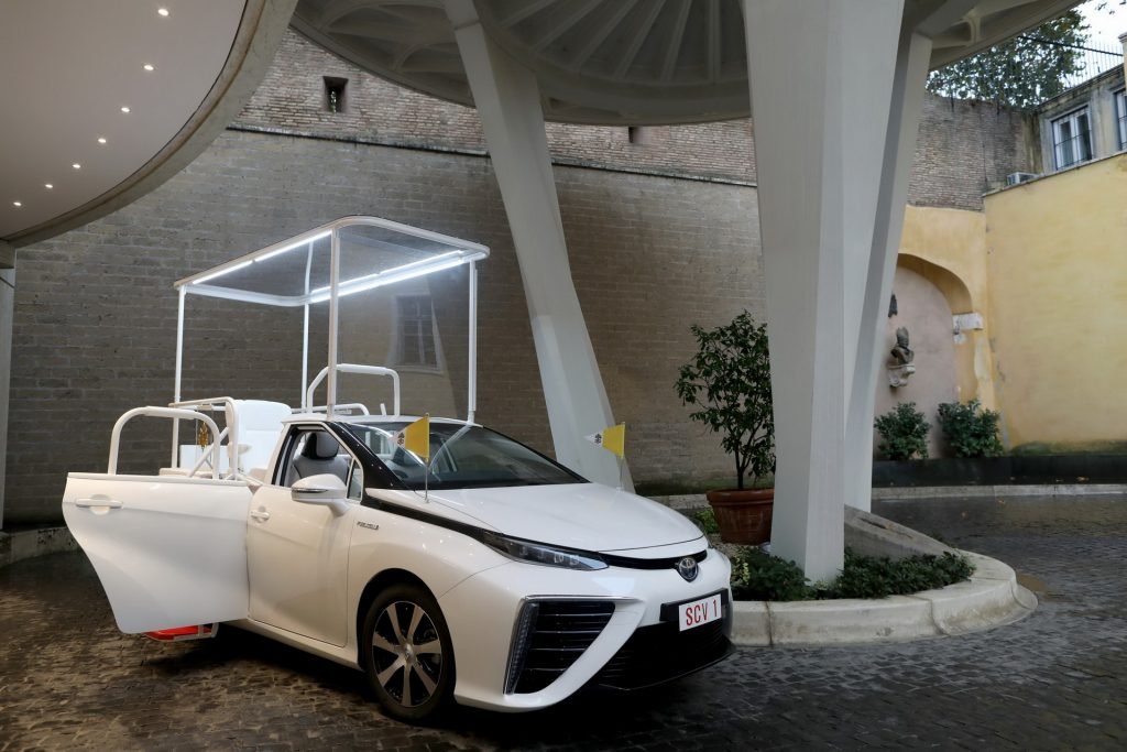 La Toyota Mirai è la prima Papamobile ad Idrogeno