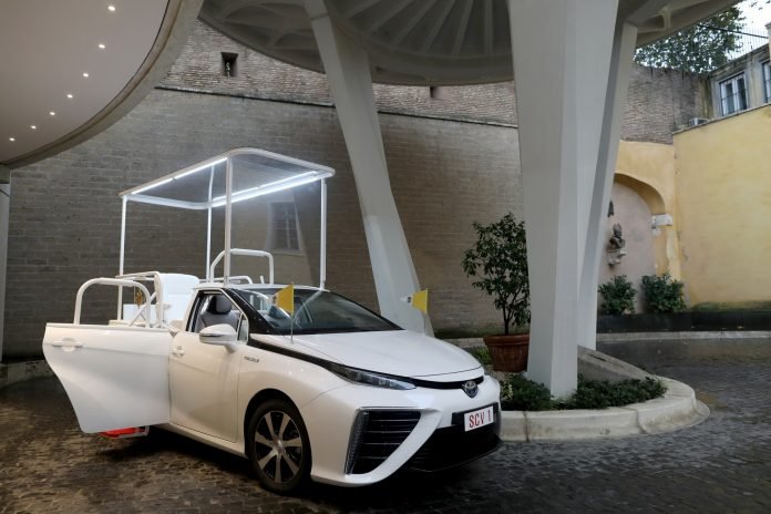 La Toyota Mirai è la prima Papamobile ad Idrogeno