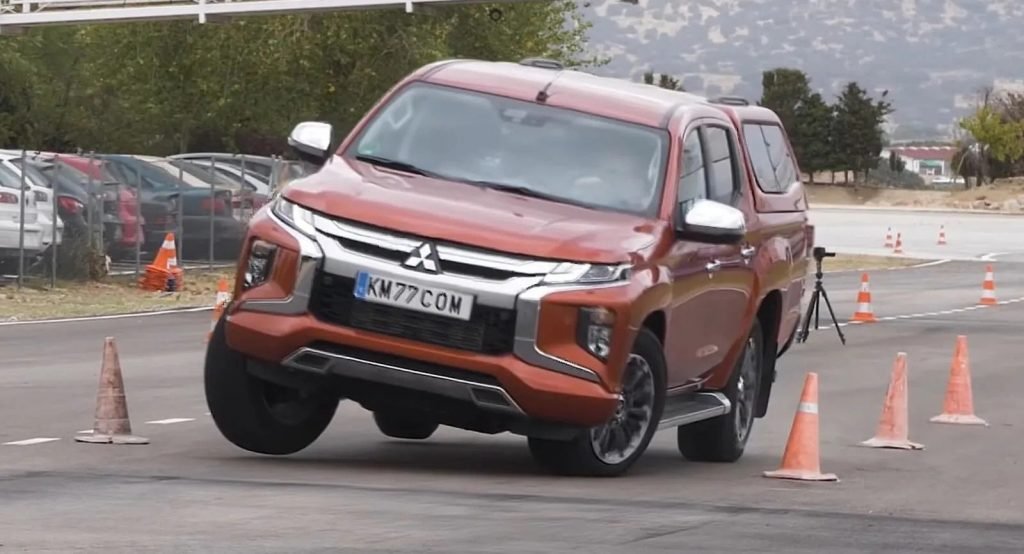 Mitsubishi L200 2021, figuraccia al Test dell'Alce [VIDEO]