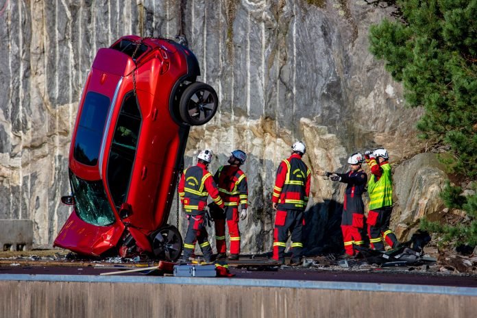 Volvo Cars e il Crash Test dalla Gru per i Soccorsi [VIDEO]