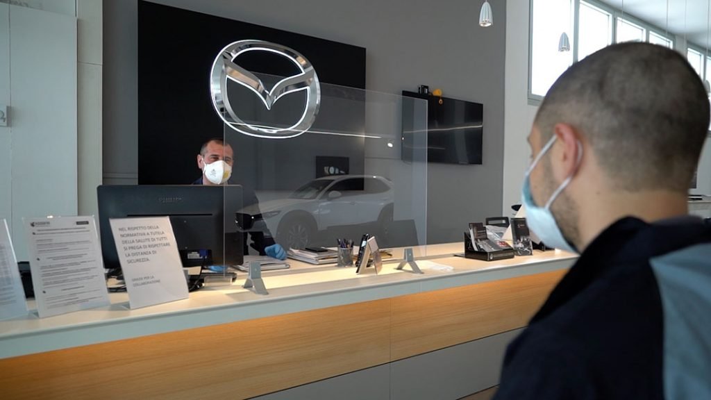 le officine e i saloni Mazda potranno restare aperti in tutta Italia, zone rosse comprese, nel pieno rispetto dei protocolli di sicurezza richiesti dal Governo e dal Ministero della Salute e preservando la salute del personale Mazda e di tutti i suoi clienti. Il nuovo Decreto della Presidenza del Consiglio dei Ministri del 3 novembre ha suddiviso il territorio nazionale in tre fasce, contraddiste dai colori rosso, arancione e giallo, in base al livello del rischio di contagio, e ha applicato ulteriori misure restrittive su tutto il territorio nazionale, misure che diventano più severe per le zone rosse ad elevata criticità. Tuttavia, il Dpcm inserisce la vendita di autoveicoli e parti di ricambio fra le attività consentite (individuate nell’allegato 23 del decreto stesso); considera l’automobile come bene di prima necessità e ritiene i servizi di vendita e post-vendita essenziali sia a livello sociale che economico. Infatti, i saloni e le officine sono posti molto sicuri da frequentare, per gli ampi spazi che offrono, così come per le misure adottate e per le caratteristiche dei processi di riparazione e acquisto dell’auto che avvengono nel rispetto totale delle norme igieniche e del distanziamento sociale. La mobilità privata ha un ruolo imprescindibile per la sicurezza delle persone, per questo le concessionarie Mazda continueranno ad operare accogliendo i clienti che potranno spostarsi in ottemperanza alle disposizioni relative alla autocertificazione dei movimenti. Mazda Italia, con tutto il suo personale vendita, aftersales e assistenza clienti, è pronta per gestire questo ulteriore momento difficile in modo responsabile e nel pieno rispetto delle norme di prevenzione sanitaria, sempre con il sorriso, anche dietro la mascherina. Sul sito Mazda.it è possibile scaricare il modello di autocertificazione per recarsi nello showroom o nell’officina scelta dal cliente ed è inoltre disponibile la lista dei recapiti Mazda per ricevere consulenza telefonica da casa. Inoltre, il numero verde 8000.62932 è a disposizione per informazioni in tempo reale sullo stato di apertura delle concessionarie e la linea diretta al numero 800.031.108 per prenotare un appuntamento con il proprio concessionario o riparatore autorizzato Mazda.