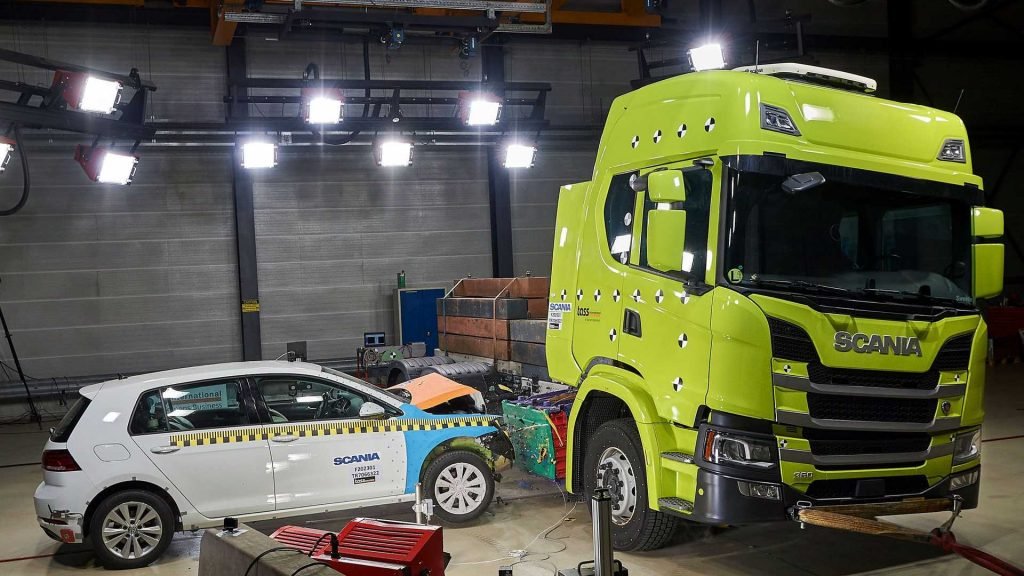 Scania crash test della Volkswagen Golf contro la Batteria