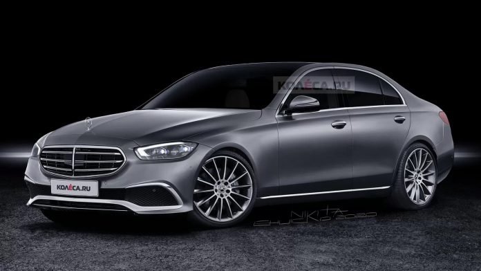 Non manca molto alla presentazione della Mercedes-Benz Classe C W206. L’attuale modello W205 è già alla fine del suo ciclo di vita di sette anni. Utilizzando a modello la nuova Classe S W223 e alcuni spyshot, Theophilus Chin ha realizzato questi rendering della nuova berlina compatta executive. Qui, si può vedere che la Classe C sarà stilisticamente molto diversa dall’attuale W205, adottando l’ultimo linguaggio di design del marchio visto per la prima volta sul restyling della Classe E. Il nuovo volto incorpora fari trapezoidali e luci di marcia diurna a forma di freccia che fiancheggiano una griglia più ampia. Nella parte bassa c’è una presa d’aria centrale anche lei a sviluppo orizzontale. Ci aspettiamo che la silhouette e le proporzioni generali rimangano in gran parte simili al modello attuale, anche se è inevitabile che la Classe C crescerà in modo significativo per eguagliare la G20. Gli spyshots mostrano che anche la forma dei finestrini sarà mantenuta, ma la linea di cintura sarà spostata verso l’alto oltre le maniglie delle portiere, proprio come la Classe S. A differenza del fratello maggiore, però, non sembra che la Classe C avrà le maniglie delle porte a scomparsa. La parte posteriore è il punto in cui si trovano la maggior parte delle somiglianze con la Classe S, con i fanali triangolari sportivi uniti da una striscia cromata. All’interno ci sarà un’enorme differenza rispetto al modello attuale. Come la Classe S, il display touchscreen centrale si svilupperà inverticale e non più orizzontalmente. In un’intervista a CarsGuide australiana, il capo della Mercedes Ola Källenius ha detto che la Classe C sarà una “piccola Classe S”, quindi dovrebbe ottenere molte (se non tutte) le nuove caratteristiche. Questo probabilmente includerà i più recenti sistemi di assistenza alla guida, con la guida semi-autonoma di livello 3 già promessa per la Classe S nella seconda metà del 2021. Potrebbero anche comparire il nuovo head-up display a realtà aumentata e la visualizzazione della strumentazione 3D. Per quanto riguarda i motori, ci si aspetta che la Classe C venga offerta per la prima volta con una gamma completa di quattro cilindri. Non solo il nuovo motore a benzina M254 da 2,0 litri turbo della W213 e un turbodiesel OM654 di dimensioni simili (entrambi con tecnologia ibrida leggera a 48 volt). Attesa anche per la versione AMG C 63 a che avrà il motore a benzina M139 da 2,0 litri della A 45.
