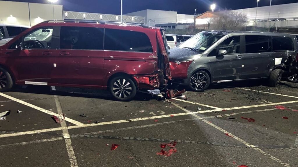 Mercedes-Benz lo licenzia e lui Distrugge 50 Furgoni Nuovi