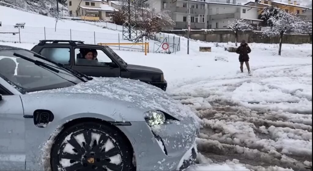 Fiat Panda VS Porsche Taycan, sfida sulla Neve [VIDEO]
