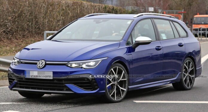 Nuova Volkswagen Golf 8 R 2022, le foto spia della Station Wagon