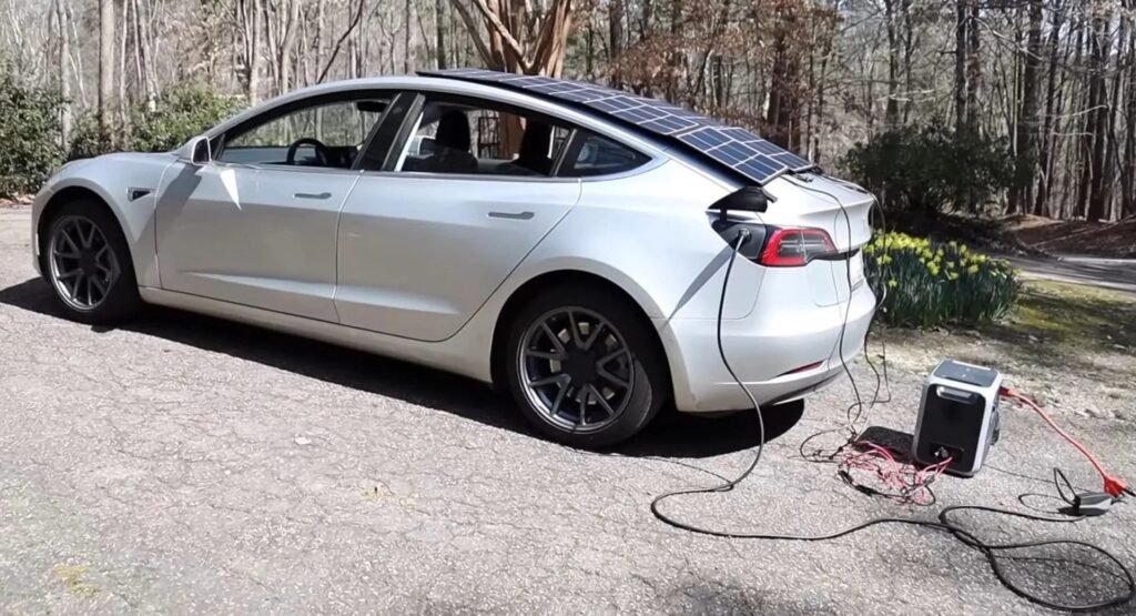 Ricaricare la Tesla Model 3 con il Sole, funziona? [VIDEO]