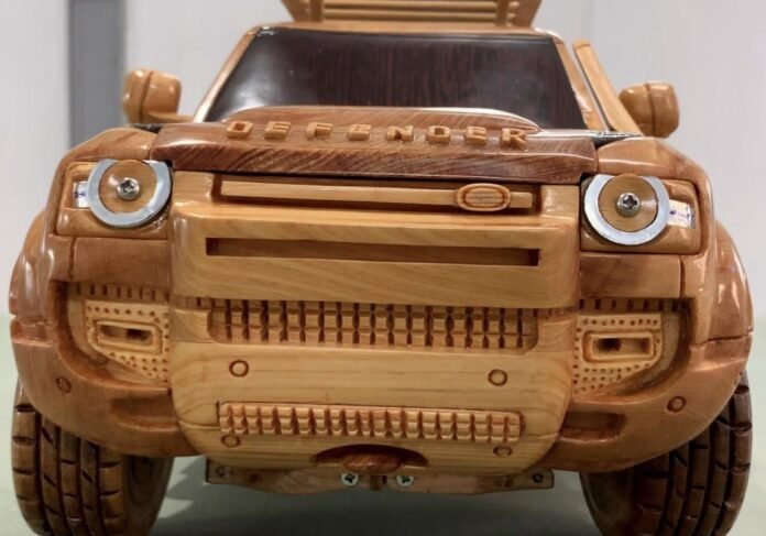 Un Falegname realizza una Land Rover Defender di Legno