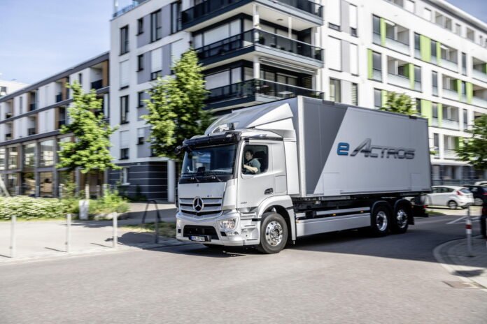 2022-Mercedes-Benz-eActros-1