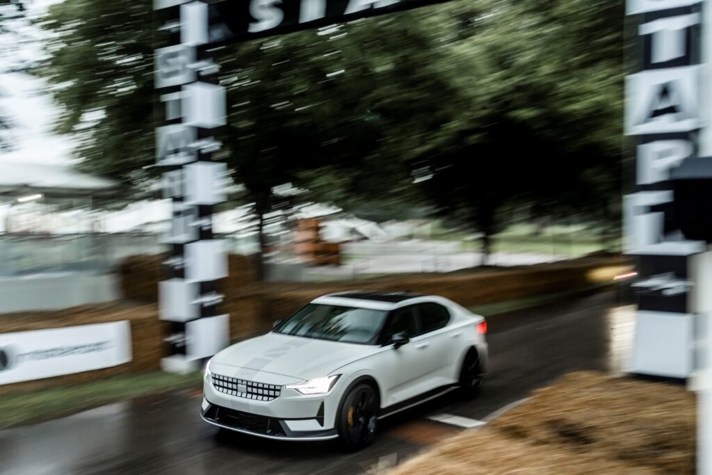 Nuova Polestar 2 2022, a Goodwood con 400 CV