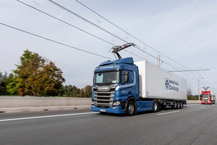 AD Un certo numero di aziende sta lavorando su semi elettrici e camion da trasporto, ma i conducenti dovranno fare i conti con gamme limitate e lunghi tempi di ricarica. Mentre questi problemi riguardano anche i veicoli passeggeri elettrici, sono più problematici quando si tratta di trasportare merci. Tuttavia, la soluzione potrebbe venire guardando al passato. In particolare, Continental Engineering Services e Siemens Mobility stanno collaborando per sviluppare e produrre 