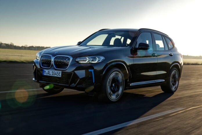 Nuova BMW iX3 2022, il SUV elettrico nel Restyling