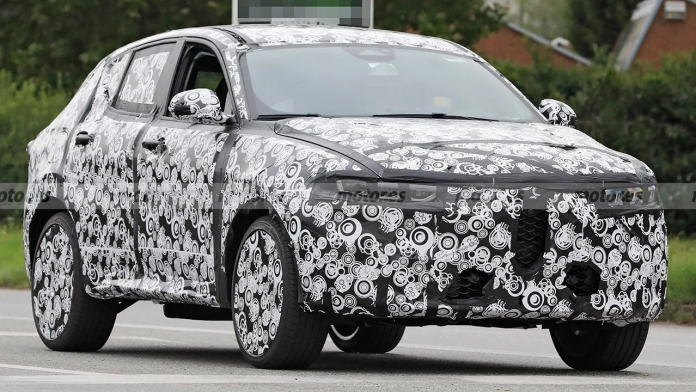 Il nuovo SUV di Alfa Romeo è stato avvistato in pieno giorno e in grande dettaglio. La tanto attesa Alfa Romeo Tonale è stata avvistata durante una serie di prove su strada. Questi scatti spia, oltre a mostrarci come saranno i fari del nuovo SUV italiano, ci danno anche uno sguardo all'interno. L'ultima volta che c'è stato un avvistamento dell'Alfa Romeo Tonale abbiamo avvertito che questo sarebbe successo. E così è stato. Con l'avvicinarsi del momento della sua grande presentazione, Alfa Romeo sta accelerando il ritmo e aumentando il numero di prove su strada, con il conseguente rischio che i prototipi del marchio vengano fotografati. Ancora una volta, il nuovo Tonale è stato catturato alla luce del sole. In questa occasione, i nostri fotografi spia sono stati in grado di prendere una serie molto completa di istantanee che, oltre a dare un'occhiata a tutto l'esterno del veicolo da diverse angolazioni, ci danno anche un assaggio degli interni di un veicolo che è impostato per giocare un ruolo di primo piano nella gamma Alfa Romeo. Alfa Romeo Tonale - foto spia anteriore La nuova Alfa Romeo Tonale è stata ancora una volta fotografata in pieno giorno. Nuove foto spia dell'Alfa Romeo Tonale Il camouflage è il protagonista principale. Purtroppo, rispetto agli avvistamenti precedenti, il prototipo del nuovo Tonale che è stato avvistato è ancora pesantemente coperto. Tuttavia, diverse fotografie, scattate nel momento chiave, hanno rivelato la forma delle luci lampeggianti dei gruppi ottici anteriori. I fari utilizzeranno la tecnologia LED, come ci si aspetterebbe. La parte posteriore è quasi completamente coperta. Tale è l'approccio di Alfa Romeo che anche i cerchi delle ruote sono coperti per evitare di esporre il loro design. Non ci sarà in gran parte nessuna sorpresa per quanto riguarda il design esterno come è stato già anticipato nel concetto di Alfa Romeo Tonale e dovremmo ricordare ancora una volta che un modello di quasi produzione è stato trapelato poco dopo. Per quanto riguarda l'interno, il camuffamento è ancora una volta il protagonista. La console centrale è coperta per non rivelare la configurazione del modello che arriverà sul mercato. Tuttavia, dovremmo aspettarci un veicolo altamente avanzato in termini di connettività e sistemi di assistenza alla guida. Giocherà il ruolo di 