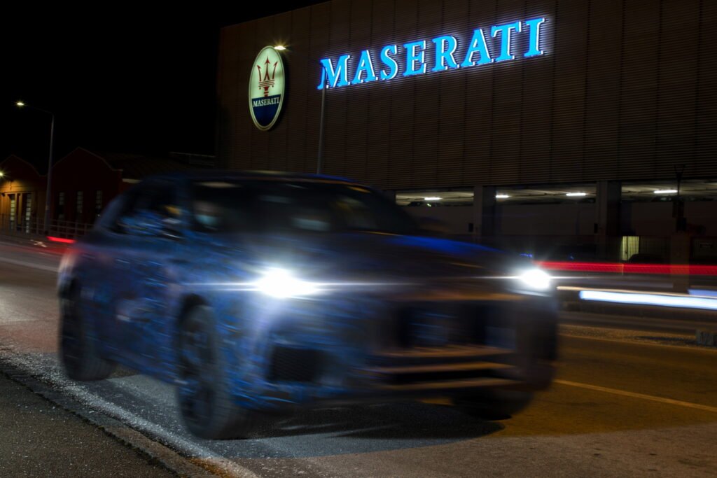 Un mese fa, Maserati ha annunciato che la prima ufficiale del Grecale avrebbe avuto luogo a Milano il 16 novembre. Purtroppo, la crisi della carenza di semiconduttori ha costretto l'azienda italiana a rimandare il debutto del nuovo SUV alla primavera del 2022. L'ultimo annuncio di Maserati afferma che il ritardo è dovuto a "problemi di fondo che hanno causato interruzioni nelle catene di approvvigionamento dei componenti chiave necessari per completare il processo di produzione della vettura". In particolare, a causa della carenza di semiconduttori, la quantità di produzione non ci permetterebbe di rispondere adeguatamente alla domanda globale prevista." Vedi anche: 2022 Maserati Grecale: Come sarà il SUV compatto e tutto quello che sappiamo Il precedente annuncio che dichiarava il debutto del 16 novembre ora cancellato Il fatto che verso la fine di settembre Maserati stava ancora puntando a un lancio di novembre significa che lo sviluppo della Grecale era tutto tranne che completato. I nostri fotografi spia hanno avvistato prototipi camuffati della Grecale in diverse occasioni, mentre Maserati ci aveva anche stuzzicato con immagini simili. È interessante notare che un negozio online italiano aveva anche iniziato ad offrire parti del SUV ancora da presentare per la vendita, tra cui un volante, ruote, fari, cofano e paraurti anteriore. Tutto questo porta alla conclusione che il Grecale è davvero pronto, ma la carenza di chip non permette alla Maserati di iniziare la produzione. Il Grecale sarà il secondo SUV offerto da Maserati, seduto sotto il Levante nella gamma. Sarà basato sulla stessa piattaforma "Giorgio" dell'Alfa Romeo Stelvio e dovrebbe essere offerto nelle versioni a benzina, ibrida e completamente elettrica. I modelli alimentati a ICE si dice che avranno motori a quattro e sei cilindri dotati di tecnologia mild-hybrid. La Maserati ha confermato ufficialmente una variante Trofeo Grecale che sarà venduta insieme alla GT e alla Modena. La carenza di semiconduttori ha avuto un enorme impatto sull'industria automobilistica e sembra che continuerà fino al 2022. Le case automobilistiche stanno cercando di trovare il modo di aggirare questo problema che ha costretto molti di loro a ridurre o addirittura fermare la produzione e rinviare le consegne di nuove auto.