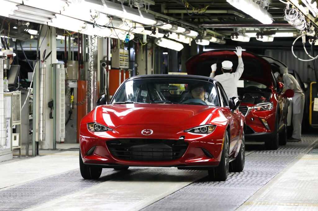 La nuova Mazda MX-5 non rinuncia al motore benzina