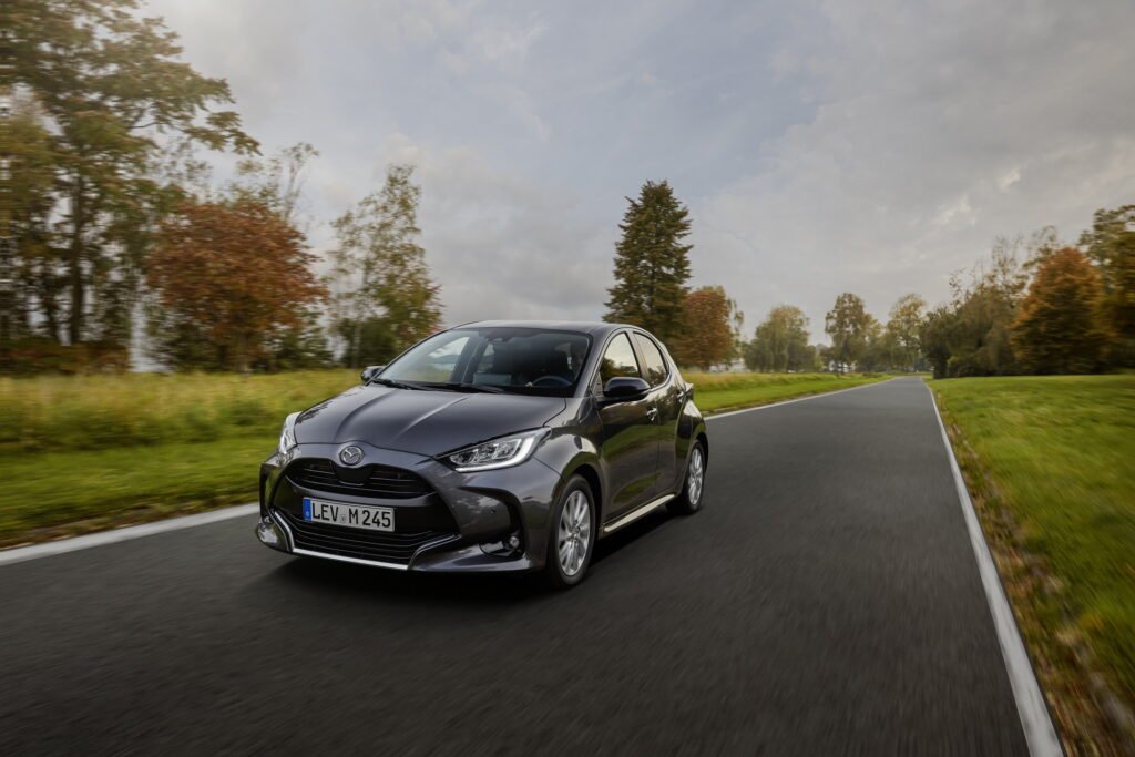 Nuova Mazda2 Hybrid 2022: la Toyota Yaris cambia volto