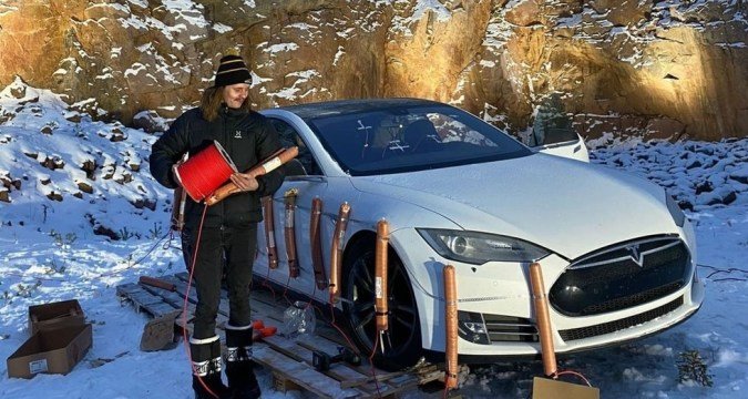 Distrugge una Tesla Model S con la Dinamite [VIDEO]