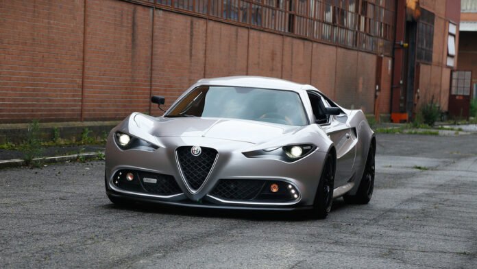 L'alto dirigente dell'Alfa Romeo ha indicato che nuovi modelli sportivi sono nell'agenda dell'azienda. Tuttavia, a differenza della strategia seguita in passato, questi modelli saranno in edizione limitata e, soprattutto, saranno elettrificati al massimo livello. Il lancio della nuova Alfa Romeo Tonale segna l'inizio di una nuova era per questo iconico marchio italiano. Alfa Romeo ha messo in moto la macchina con l'appoggio di Stellantis per realizzare un ambizioso processo di rivoluzione interna. Il piano strategico che è stato stabilito deve risolvere, una volta per tutte, tutti i problemi che il marchio ha affrontato. Alfa Romeo ha deciso di puntare tutto sui SUV. I prossimi lanci dell'azienda, compreso il Tonale recentemente svelato, saranno SUV. Questo è logico, dato che i SUV rappresentano circa il 50% delle immatricolazioni di nuove auto in Europa. Ma questo significa che Alfa Romeo ha abbandonato le auto per passione? Niente potrebbe essere più lontano dalla verità. Alfa Romeo T33 Stradale Alfa Romeo T33 Stradale Alfa Romeo per lanciare una nuova auto sportiva prima del 2030 Jean-Philippe Imparato, CEO di Alfa Romeo, ha fatto alcune dichiarazioni molto interessanti sulle sorprese che l'azienda ha in serbo per i prossimi anni. Un'agenda che comprende nuovi modelli sportivi che manterranno intatti la filosofia e lo spirito del marchio. L'alto dirigente di Alfa Romeo ha assicurato che stanno lavorando su alcuni progetti di cui sarà in grado di dare maggiori dettagli più tardi quest'anno. Il produttore italiano, in questa nuova fase che è appena iniziata, opterà per una strategia diversa da quella seguita fino ad oggi. Imparato ha nominato l'iconica Alfa Romeo Spider Duetto e l'Alfa Romeo T33 Stradale come punti di riferimento per il futuro design delle auto sportive. Ha chiarito che il patrimonio o la passione dell'Alfa Romeo non saranno mai dimenticati. La tabella di marcia stabilita di Alfa Romeo stabilisce il 2027 come l'anno in cui diventerà un marchio 100% elettrico. Per allora, tutti i modelli che saranno commercializzati dall'azienda in tutto il mondo saranno elettrici a batteria. Pertanto, e tenendo presente che queste nuove auto sportive a produzione limitata non vedranno la luce del giorno fino alla fine di questo decennio, è sicuro di dire che saranno tutte elettriche.