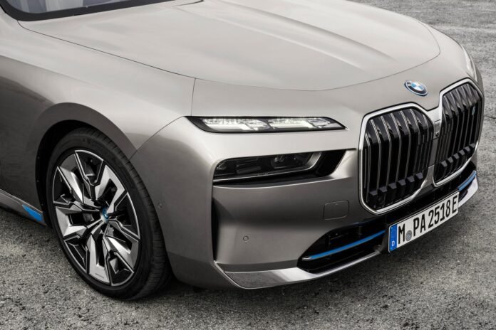 Nuova BMW i7: elettrica con i fari Swarovski