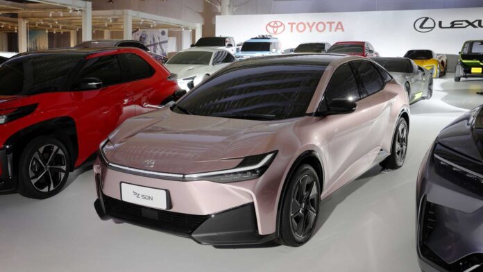 Toyota bZ5 2024: Rendering della Avensis Elettrica